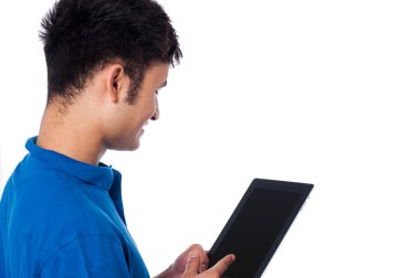 genç adam tablet cihaz üzerinde tarama