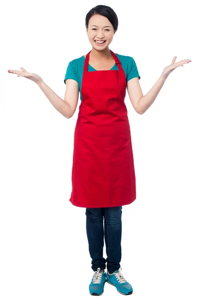 Vrouwelijke chef-kok u te verwelkomen met een glimlach — Stockfoto