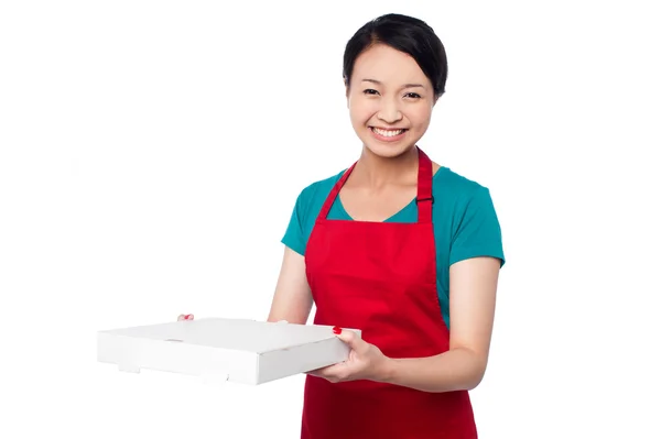 Kobieta kucharz przytrzymanie pudełko pizzy białe — Zdjęcie stockowe