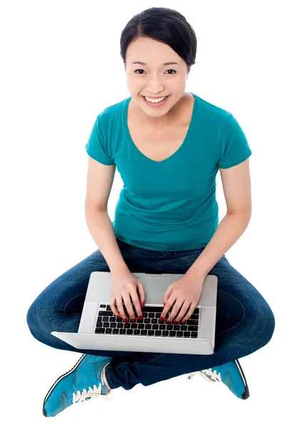 Jonge chinese vrouw die op laptop werkt — Stockfoto