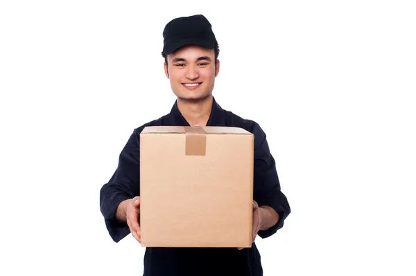 Giovane ragazzo consegna pacco in modo sicuro — Foto Stock