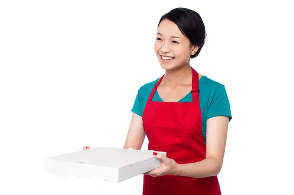 Young female chef delivering pizza — Stock Photo, Image