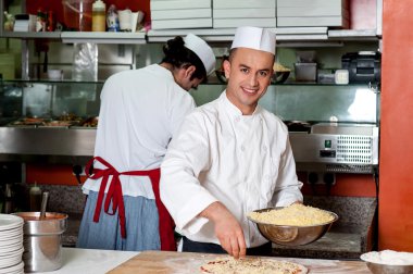 Genç Şef mutfakta pizza yapma