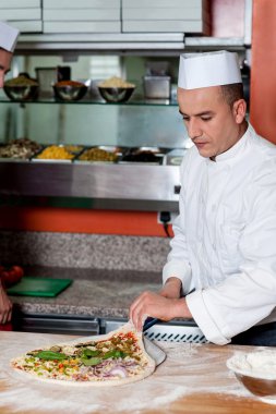 Şef pizza hazırlanmasında yoğun