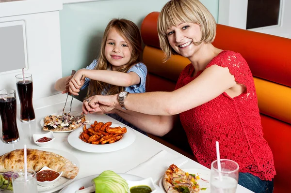 Anne ve kızı bir restoranda — Stok fotoğraf