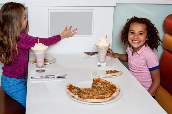 สาวน้อยสนุกกับพิซซ่าในร้านอาหาร — ภาพถ่ายสต็อก