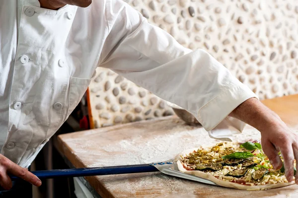 Chef processo di preparazione della pizza — Foto Stock