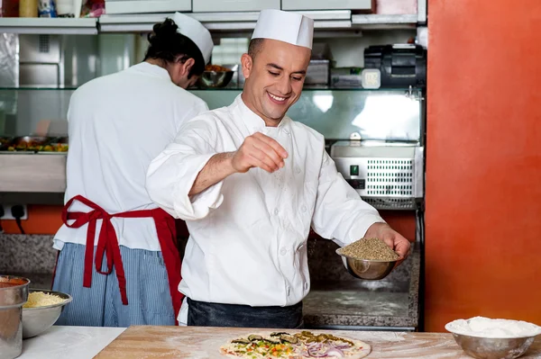 Chef ocupado em processo de preparação de pizza — Fotografia de Stock