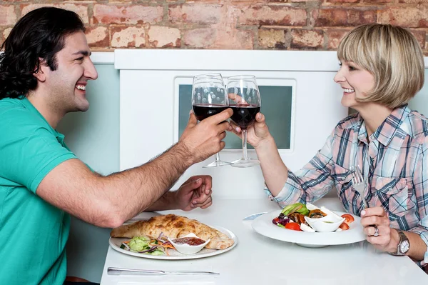 Ευτυχισμένο ζευγάρι τσούγκριζαν ποτήρια κρασί τους — Φωτογραφία Αρχείου