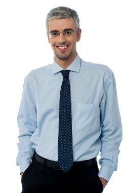 rahat genç gülümseyen iş adamı