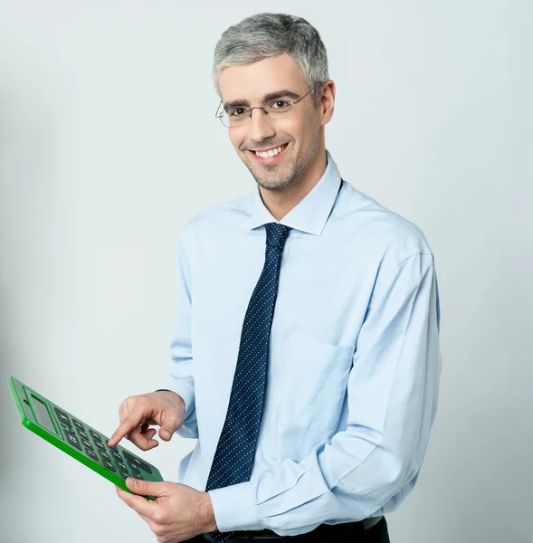 Corporate man met behulp van calculator — Stockfoto