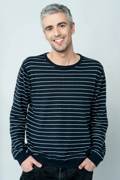 Homem bonito feliz em roupas casuais — Fotografia de Stock