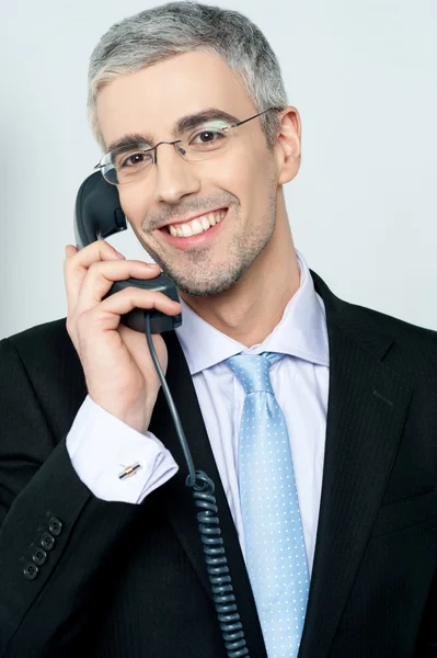 Empresario respondiendo a una llamada — Foto de Stock