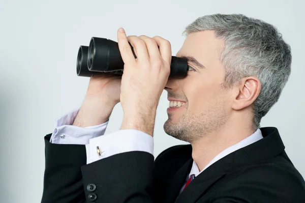 Jovem homem de negócios com binocular — Fotografia de Stock