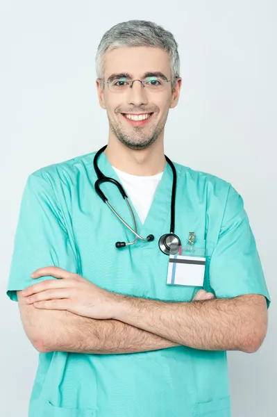 Vertrouwen lachende jonge dokter poseren — Stockfoto