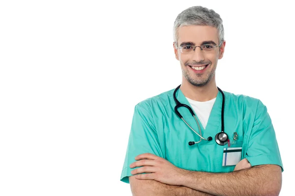 Sorridente medico maschio con le braccia incrociate — Foto Stock