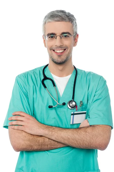 Jeune médecin souriant avec stéthoscope — Photo