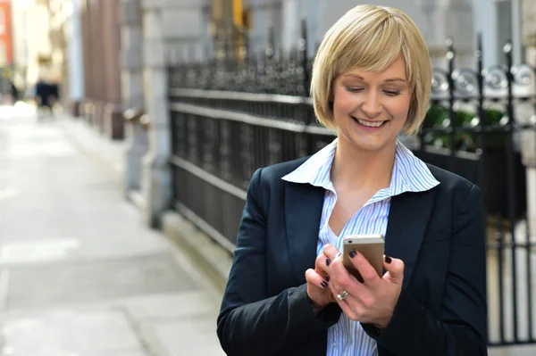 Femme d'affaires utilisant son téléphone intelligent — Photo