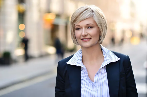 Businesswoman standing in street — Stock Photo, Image