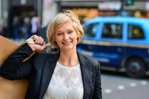 Mujer de negocios alegre sosteniendo bolsa de compras — Foto de Stock