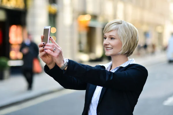 Lachende vrouw vastleggen van een zelf schot — Stockfoto