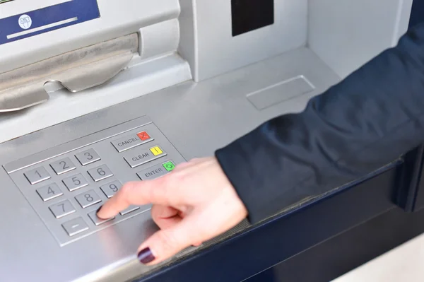 Nő Kézi tífusz kód-ba atm gép — Stock Fotó