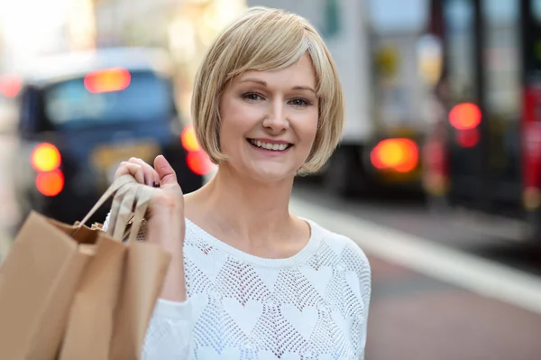 トレンディな女性保持ショッピング バッグ — ストック写真