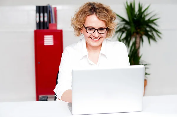 Zakenvrouw werkt aan haar laptop — Stockfoto