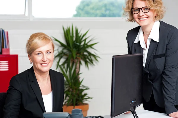 Mulheres de negócios desfrutando na mesa de trabalho — Fotografia de Stock