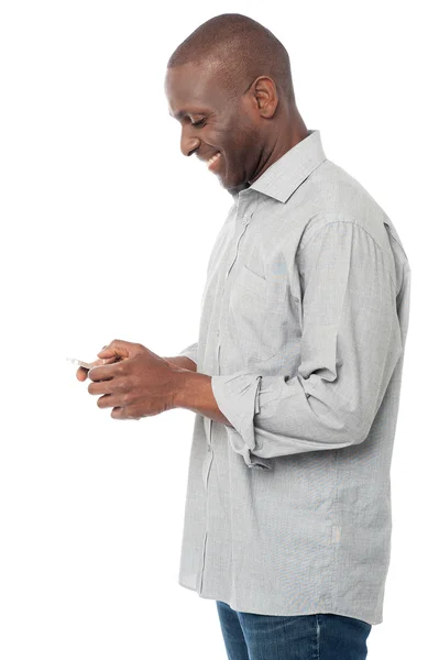 Hombre usando su teléfono móvil — Foto de Stock