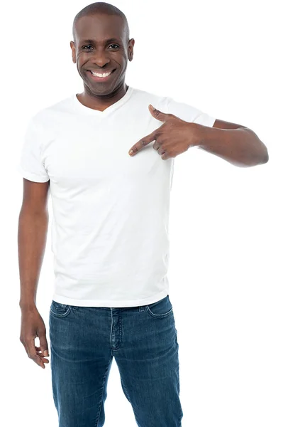 Homme pointant sur un t-shirt vierge — Photo