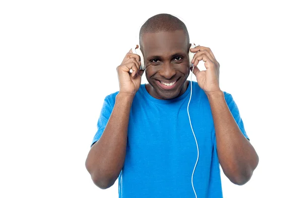 Hombre guapo escuchando música —  Fotos de Stock