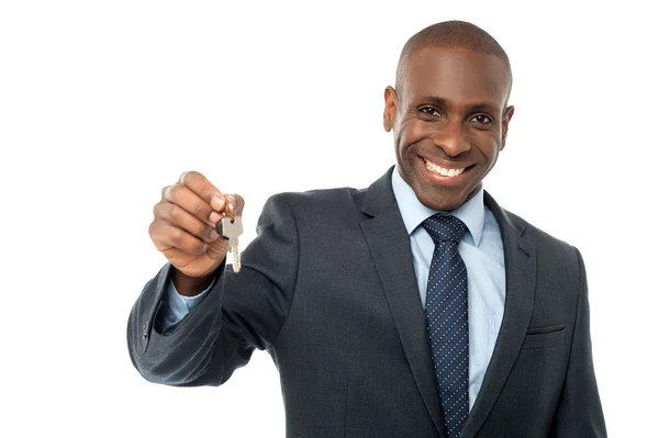 Real estate agent offering keys — Stock Photo, Image