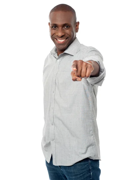 Un ragazzo sorridente che ti indica — Foto Stock