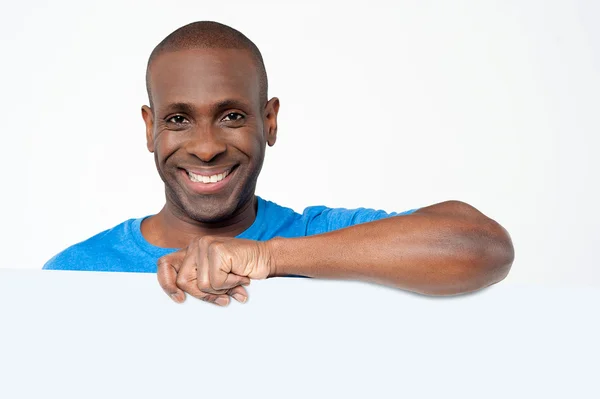 Afrikansk man anläggningen whiteboard — Stockfoto