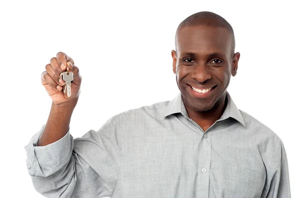 Real estate agent holding key — Stock Photo, Image