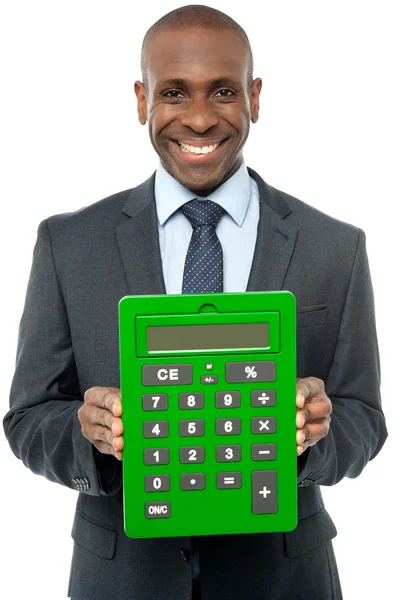 Homem mostrando grande calculadora verde — Fotografia de Stock