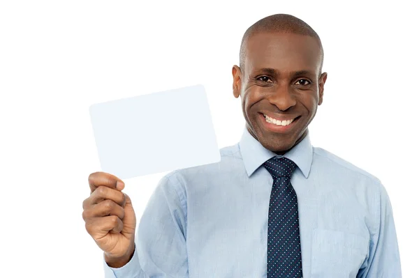 Hombre sosteniendo y mostrando la tarjeta en blanco — Foto de Stock