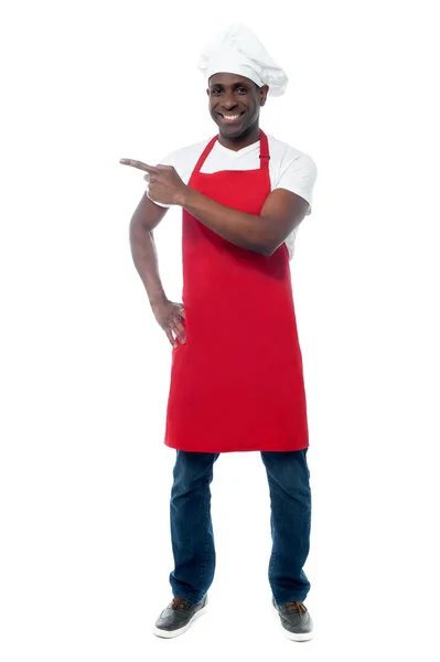 Koch in Uniform zeigt weg — Stockfoto