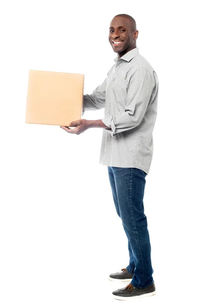 El hombre africano entrega el paquete —  Fotos de Stock