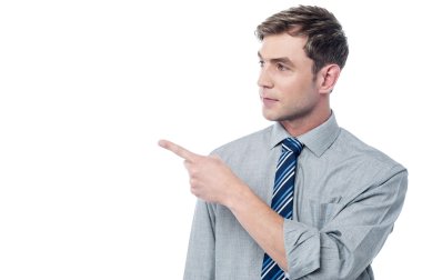 Adam bir şeyi işaret ediyor.