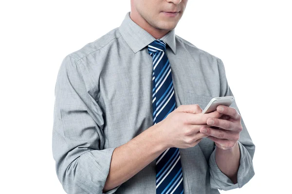 Man texting thru his smart phone — Stock Photo, Image