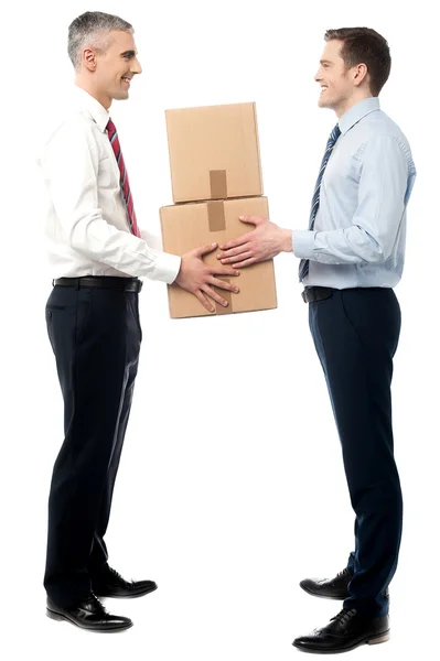 Smiling young men receive cartons boxes — Stock Photo, Image