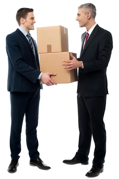 Hombres de negocios posando con cajas de cartón — Foto de Stock