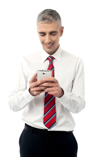Молодий керівник за допомогою мобільного телефону — стокове фото