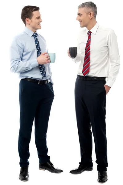 Красивые бизнесмены пьют кофе — стоковое фото