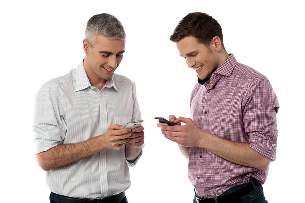 Les jeunes hommes occasionnels en utilisant leur téléphone intelligent — Photo