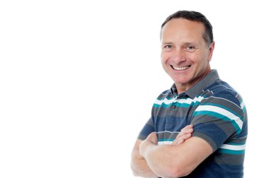 yakışıklı adam katlanmış silah ile poz