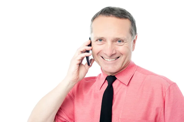 Empresario hablando por teléfono móvil — Foto de Stock