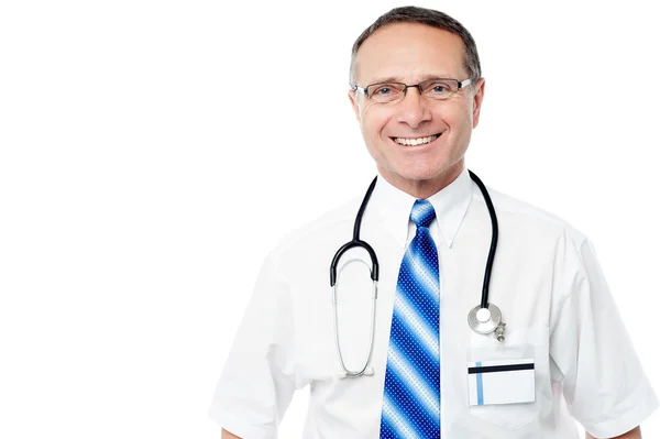Улыбающийся врач средних лет в халате — стоковое фото